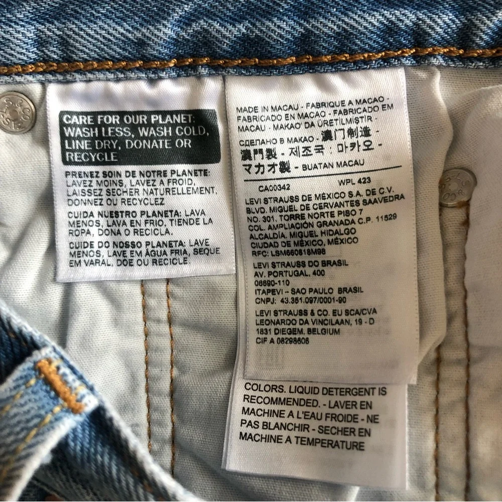LEVI’S 501 Button Fly Distressed Cut Off High Rise Light Wash Denim Shorts 28